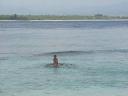 Bambino in acqua a Gili Trawangan