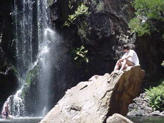 Sotto una cascata australiana