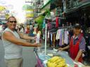 Manu a Bangkok in procinto di comprare il primo banana pancake dopo due anni