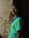 Ragazza birmana in un tempio di Bagan