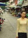 Una ragazza per strada a Bangkok